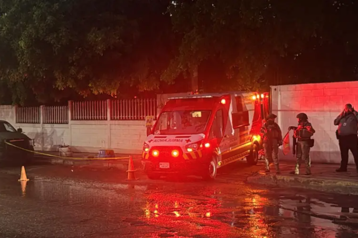 Investiga Fiscalía posible negligencia tras muerte de madre electrocutada en primaria de Culiacán